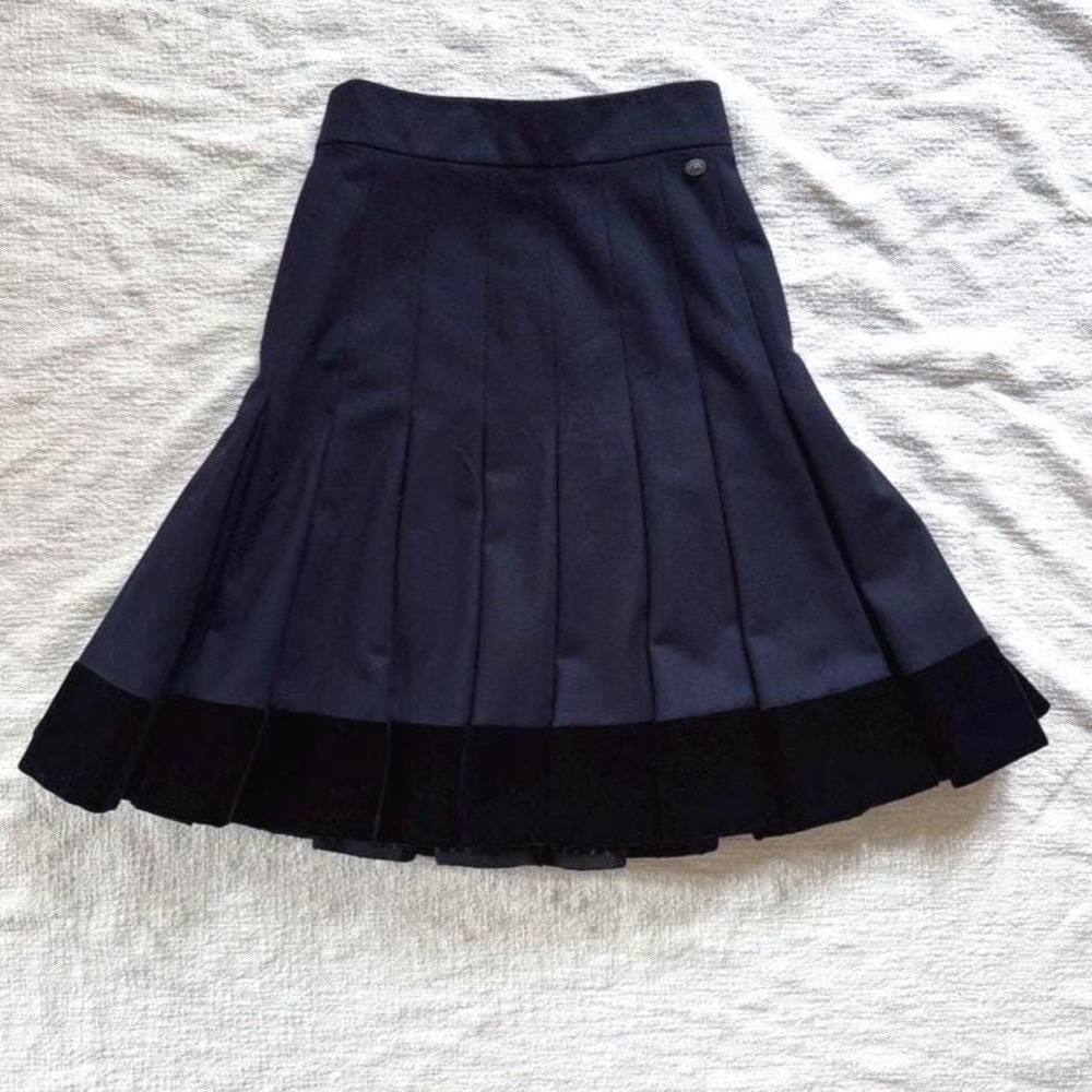 Chanel‎ Fall 2009 Navy Wool Alpaca Pleated Skirt Star Concho Button Size 40